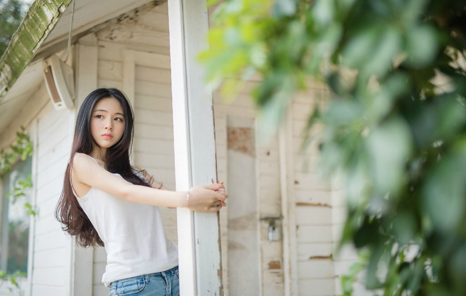 就在众人准备散去的时候，一名小校从议事厅外冲进来，跪在地上凄厉的道：“主公，城上泠苞将军刚刚传来讯息，魏延带领阆中八万大军出绵竹关，已与庞统合兵，此刻已经开始围城了！”